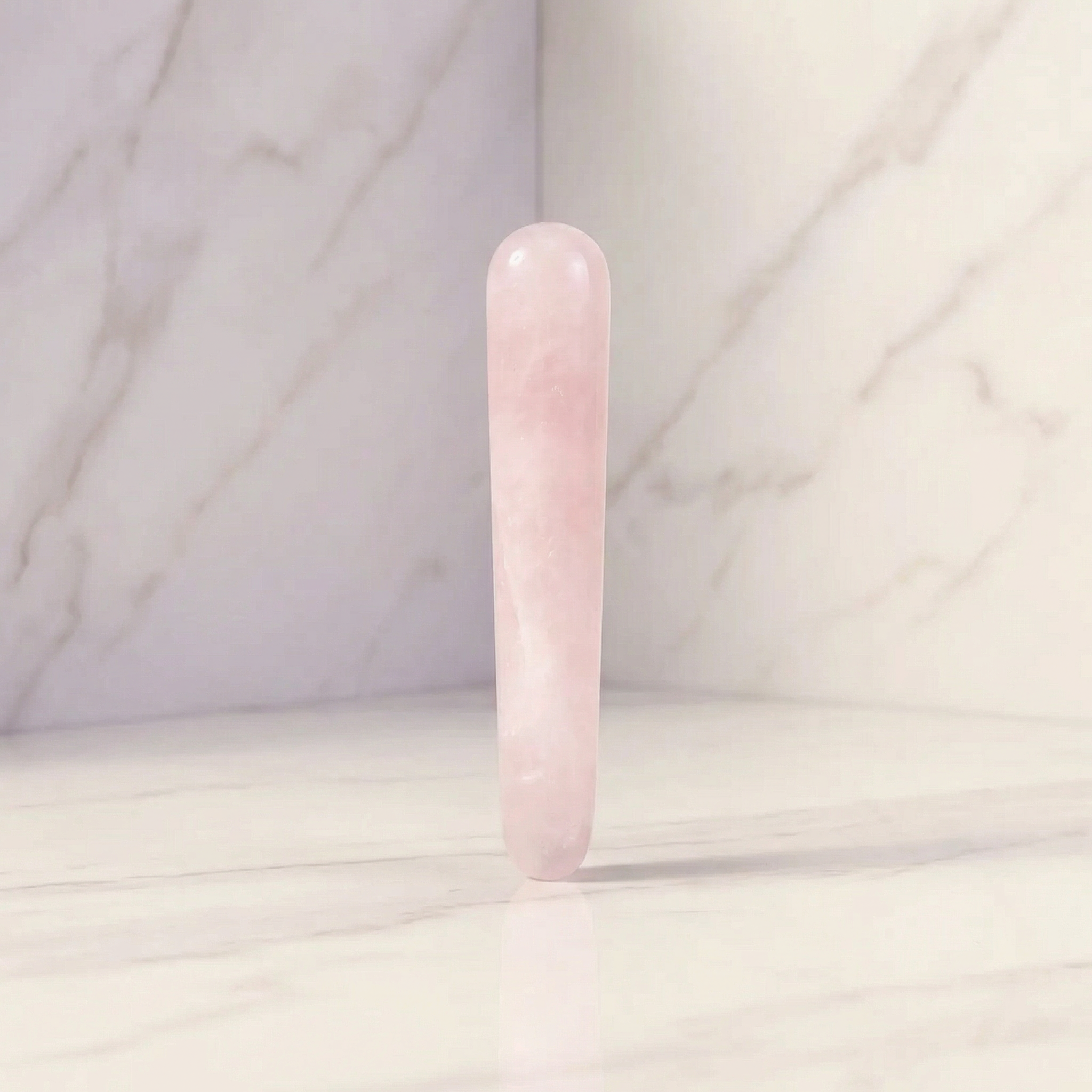 Roze yoni wand van rose quartz van De Paarse Keizerin op witte achtergrond, small formaat