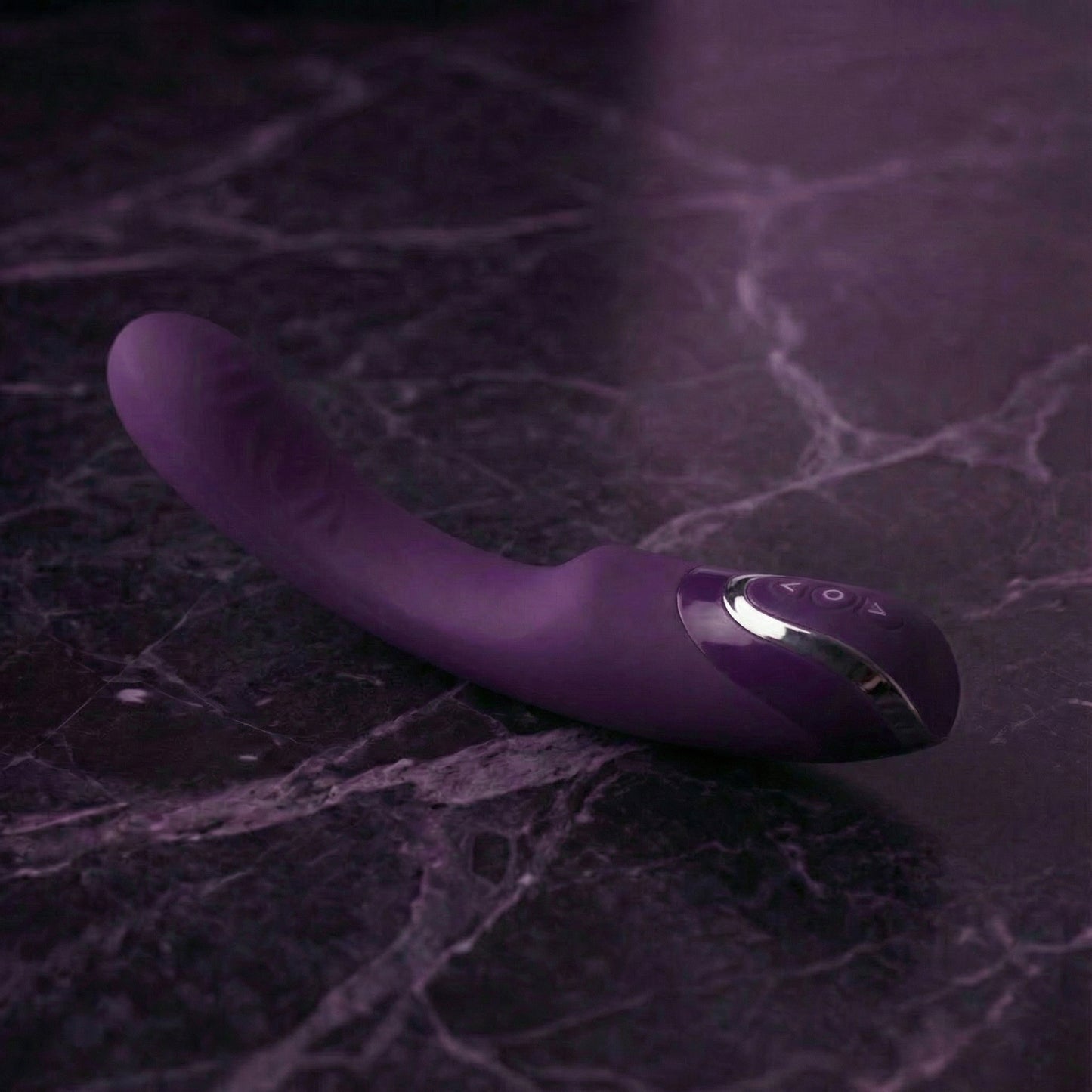 Roxy vibrator zijaanzicht toont ergonomische vorm en premium afwerking