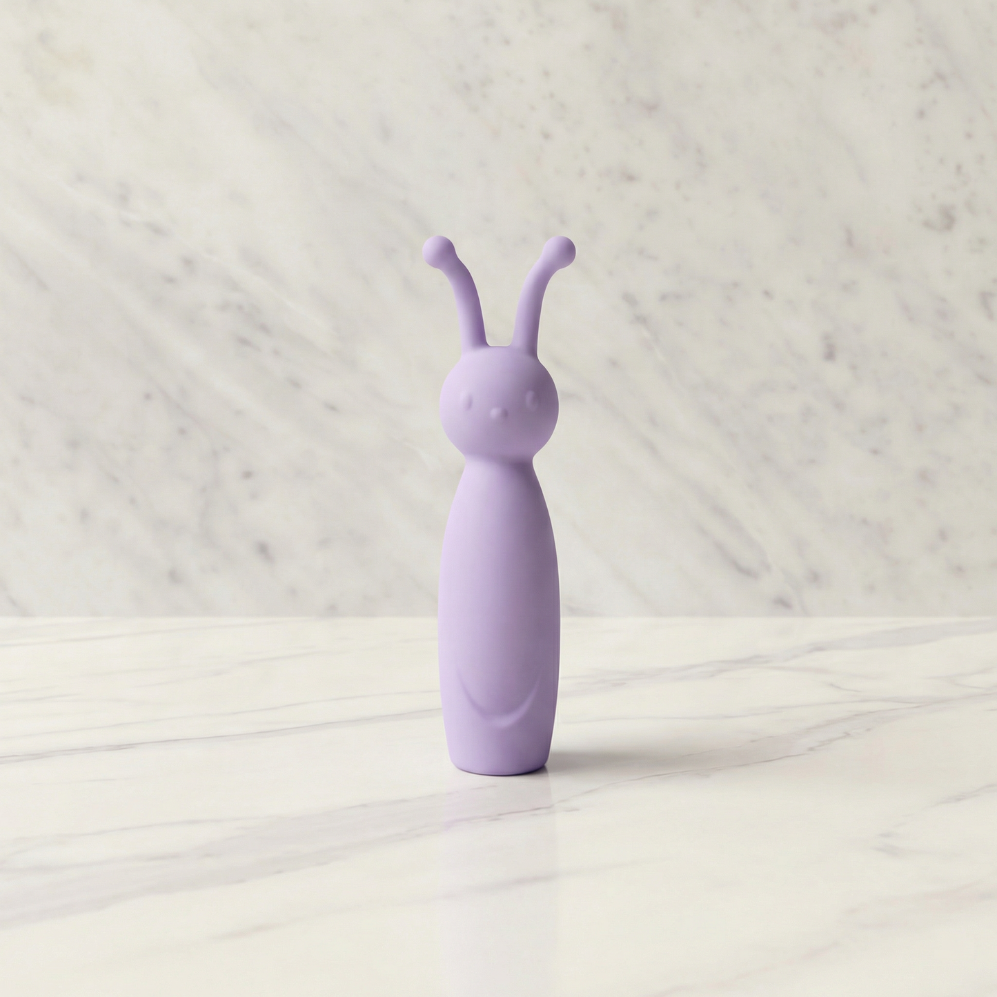 Lila Bee mini vibrator van De Paarse Keizerin in paarse kleur op witte achtergrond