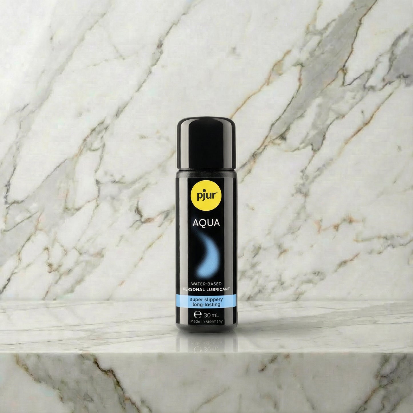 Close-up van Pjur Aqua 100ml flacon met pompje en productinformatie op etiket