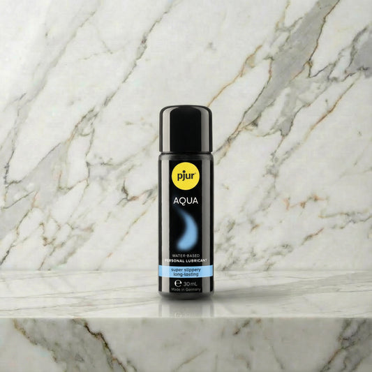 Close-up van Pjur Aqua 100ml flacon met pompje en productinformatie op etiket