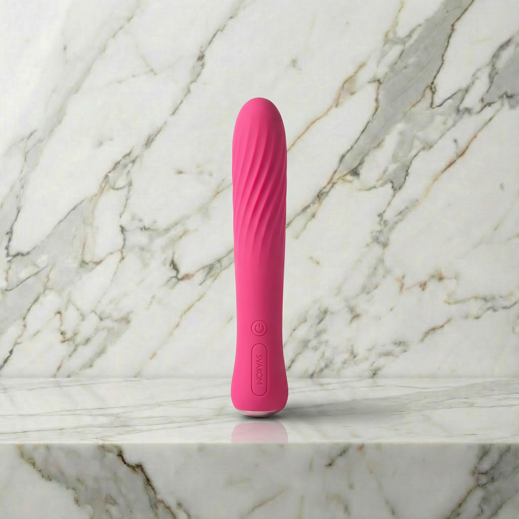 Svakom Anya Heating Vibrator in roze op stijlvolle achtergrond