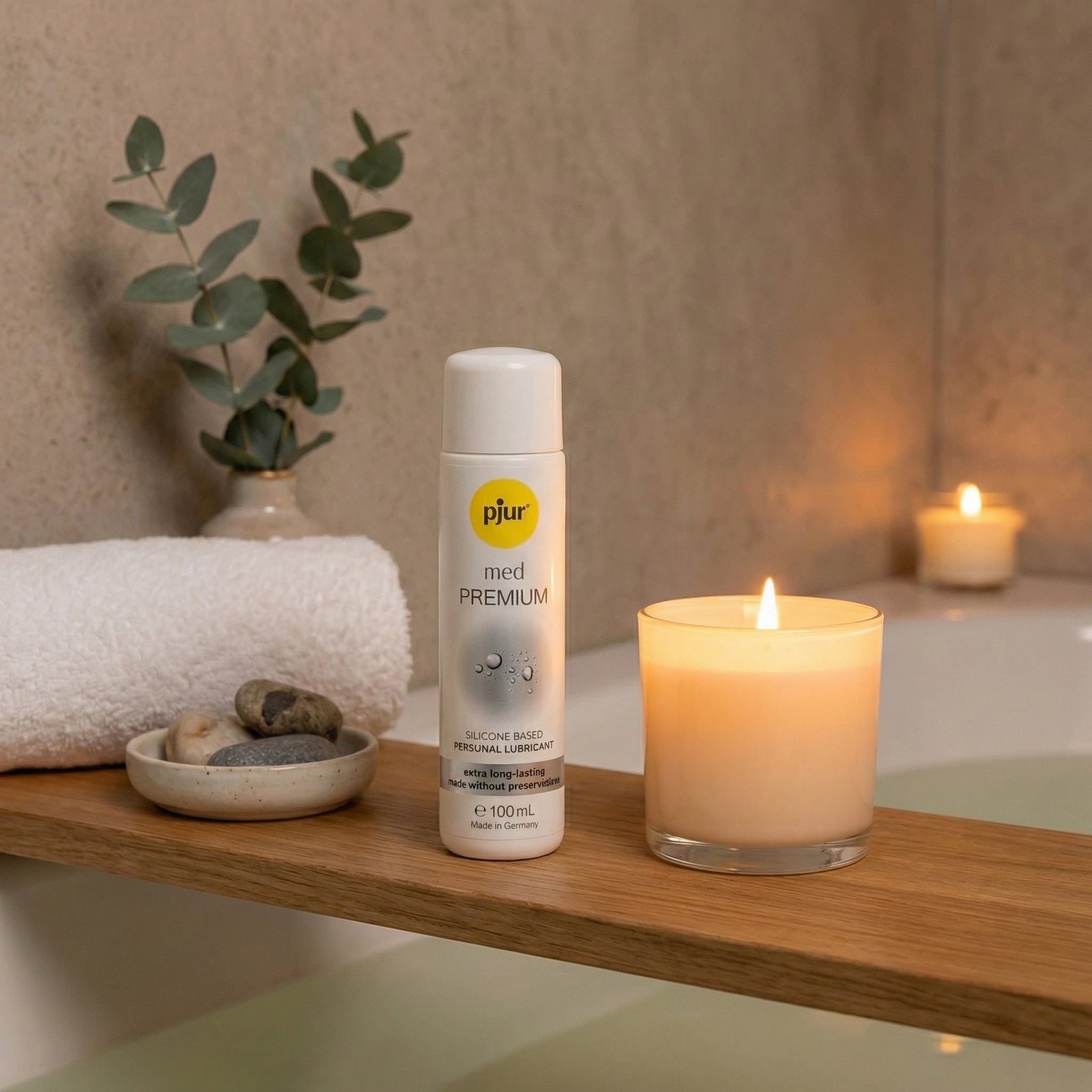 Zijaanzicht van twee Pjur Med Premium Glide flesjes met pompje, dermatologisch getest glijmiddel