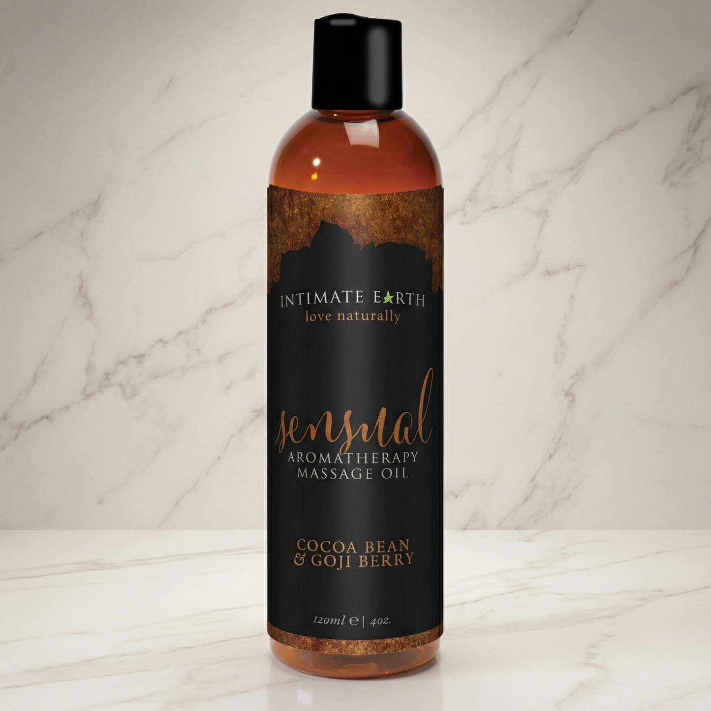 Sensuele Aromatherapie Massage Olie van Intimate Earth op witte achtergrond