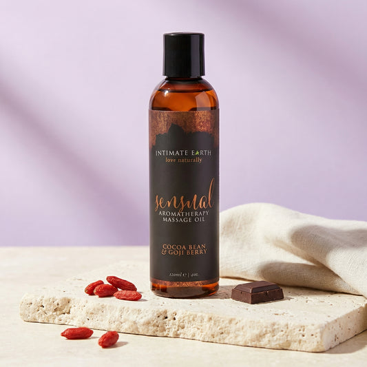 Close-up van pompje en ingrediënten informatie op aromatherapie massage olie