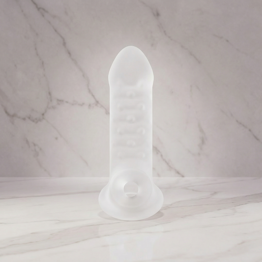 Transparante dunne penis sleeve van De Paarse Keizerin voor verlenging op witte achtergrond