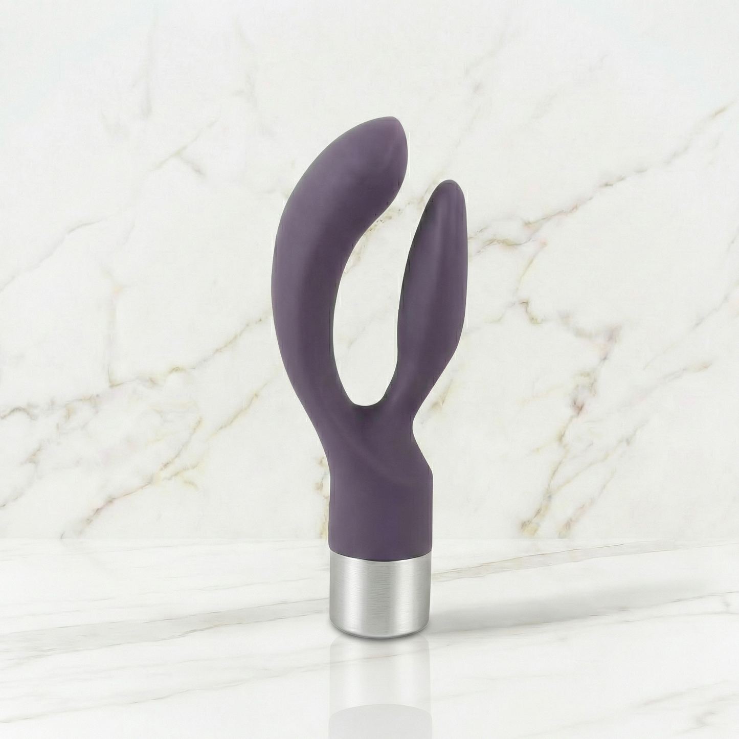 Orion Elegant slanke rabbit vibrator in vooraanzicht op neutrale achtergrond