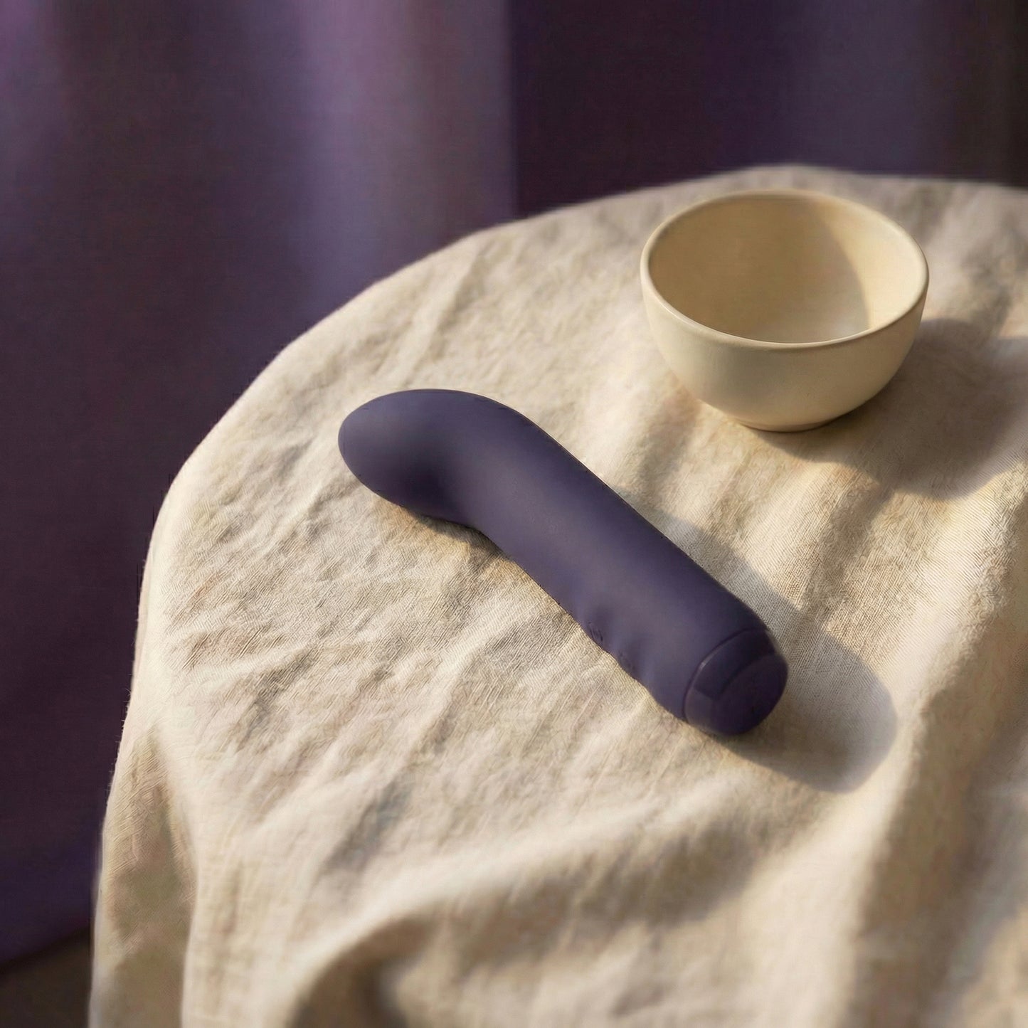 Zijaanzicht Je Joue mini vibrator toont ergonomische curve en afwerking
