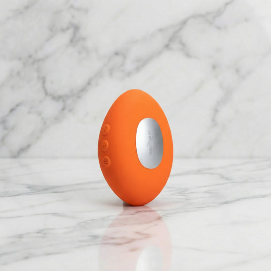 We-Vibe Temp stimulator in oranje kleur op witte achtergrond