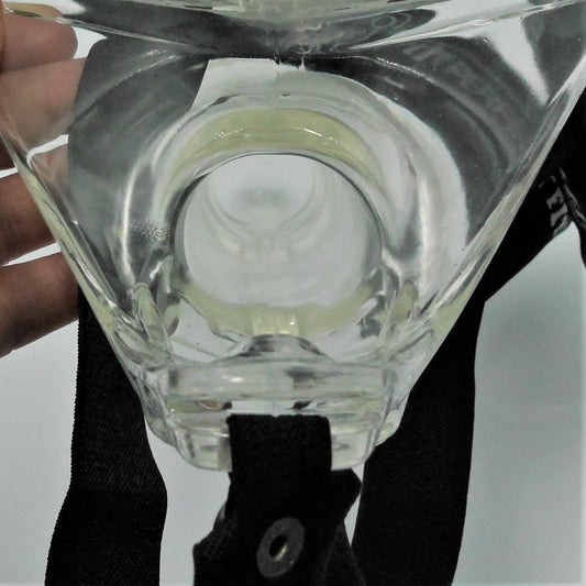 Close-up holle opening aan achterzijde van transparante prothese bij harnasbevestiging