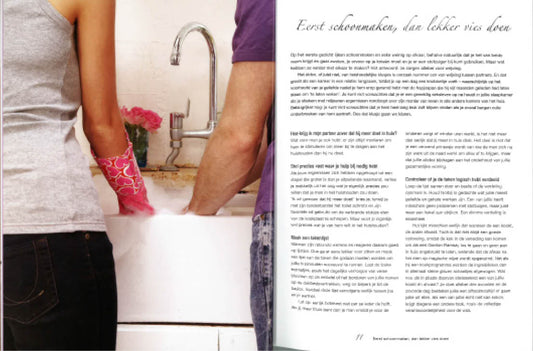 Boekpaginas met foto van stel dat samen de afwas doet met roze handschoenen
