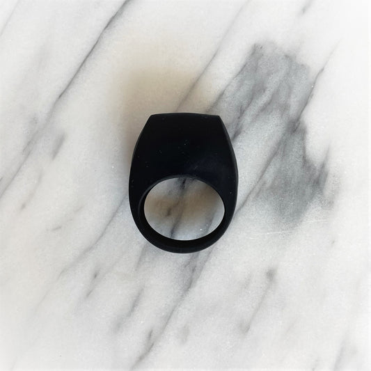 Zijaanzicht zwarte Tor 3 Lelo cockring toont ergonomisch design en premium siliconen afwerking