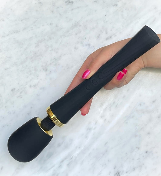 Sfeervolle presentatie Wandmassager Melody op zachte ondergrond met subtiele verlichting