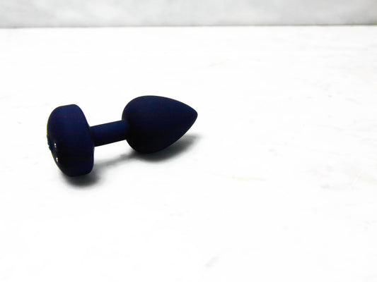 Zijaanzicht oplaadbare buttplug met elegante vormgeving van De Paarse Keizerin