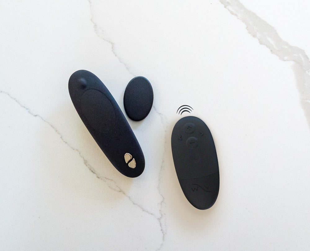 We-Vibe Moxie Plus zwart zijaanzicht toont ergonomische vorm en afgeronde ontwerp