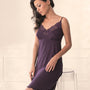 Sofia nachtjurkje Vanilla in donkerpaars met kanten V-hals en spaghettibandjes – volledig gedragen