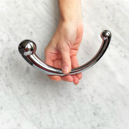 Joy wand intimate wellness product met stijlvolle verpakking van De Paarse Keizerin