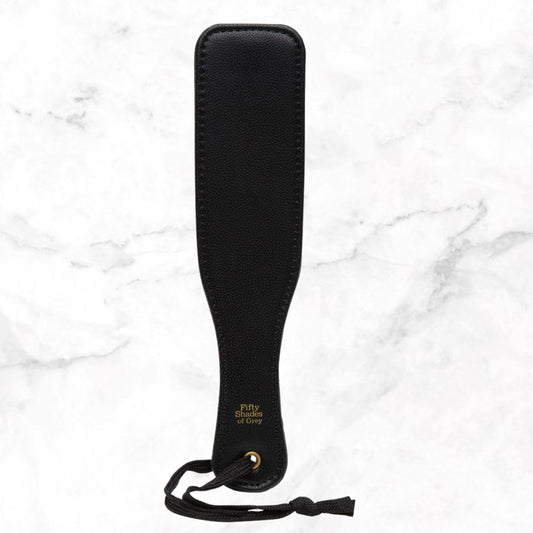 Zijaanzicht van paarse beginners paddle met ergonomische handgreep en gladde oppervlakte