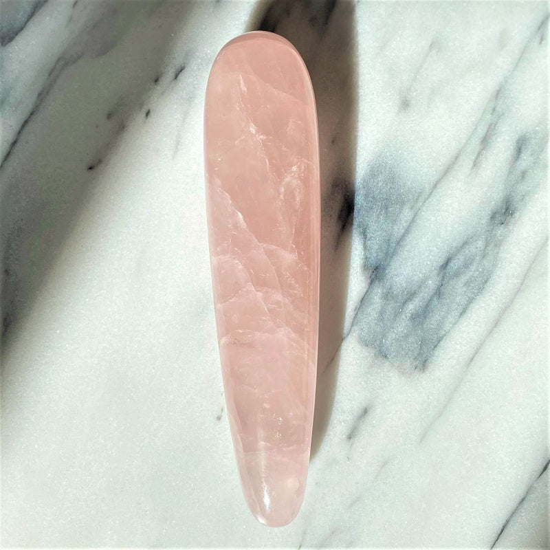 Zijaanzicht van roze natuursteen massage wand met gladde afwerking