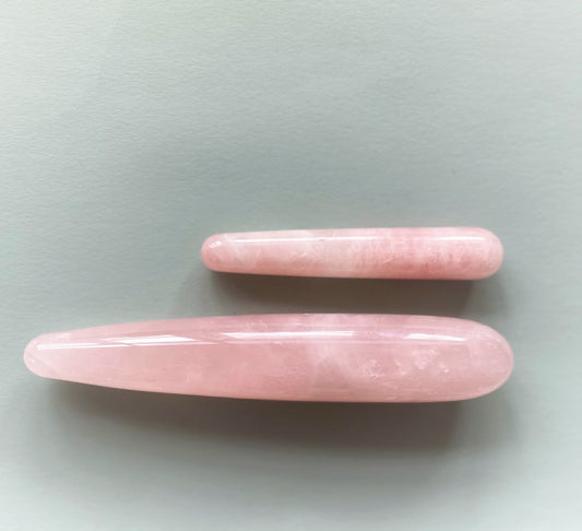 Close-up detail van rozenkwarts textuur en gladde afwerking van de massage wand set