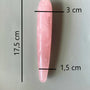 Close-up van rozenkwarts massage wand met zichtbare kristalstructuur en ergonomische vorm