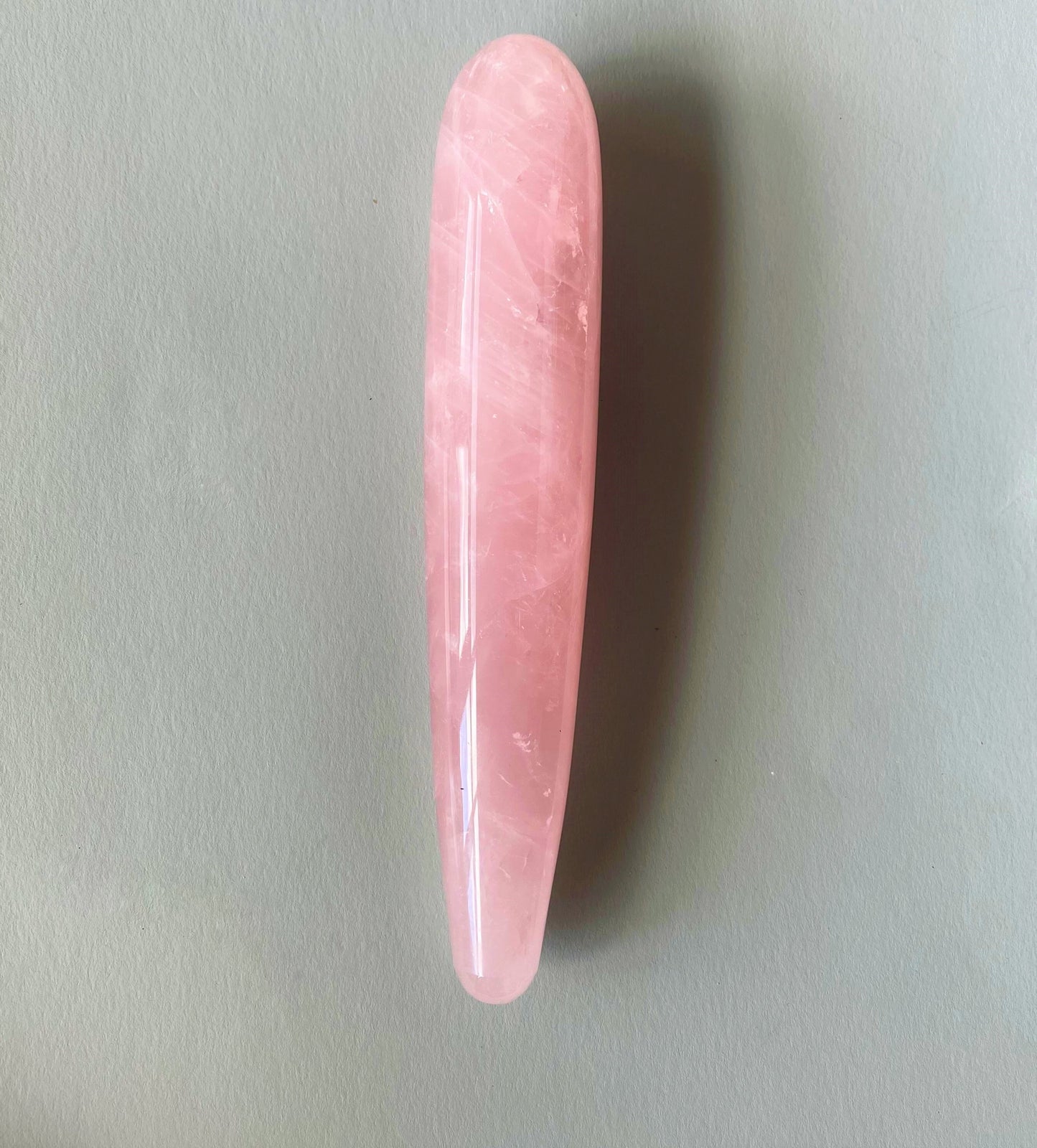 Elegante verpakking van De Paarse Keizerin rozenkwarts massage wand medium maat