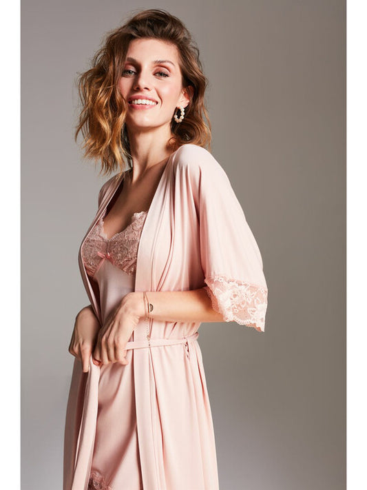 Robe van Vanilla in dusty pink: close-up bovenlichaam vrouw in roze ochtendjas met kant, zijkant