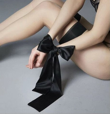 Sfeervolle presentatie van paarse streelveer op donkere ondergrond