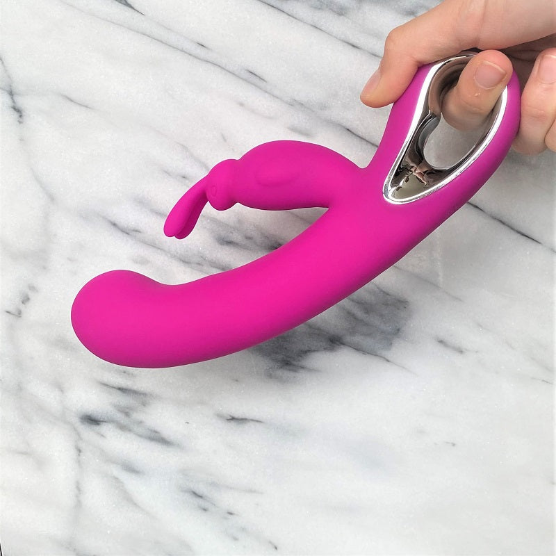 Roze rabbit vibrator met gebogen schacht en clitorisstimulator met chromen ringlus