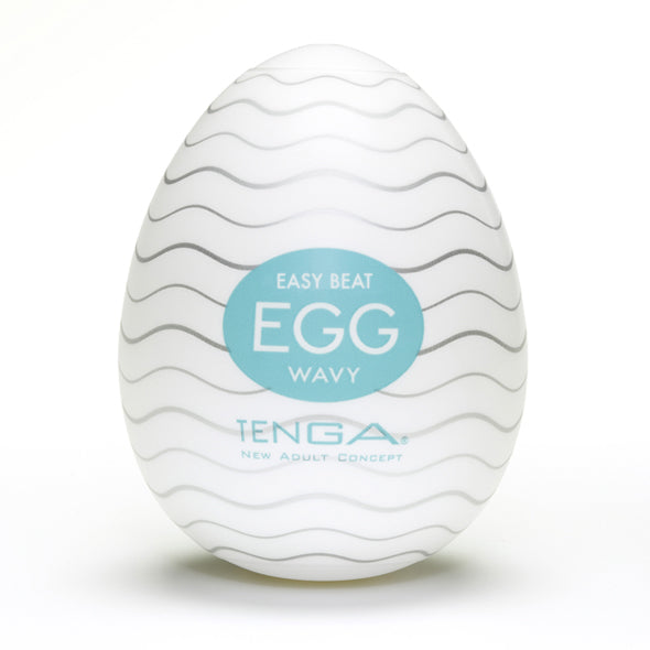 Tenga Easy Beat Egg Wavy masturbator in wit met blauw label en golvend lijnenpatroon