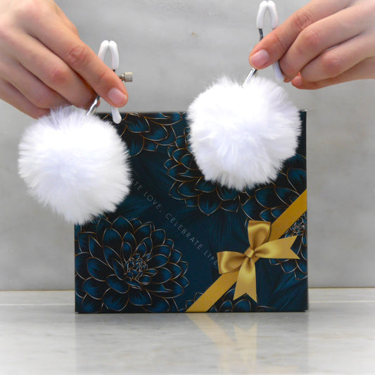 Witte tepelklemmetjes met pompoen in elegante verpakking van De Paarse Keizerin merk