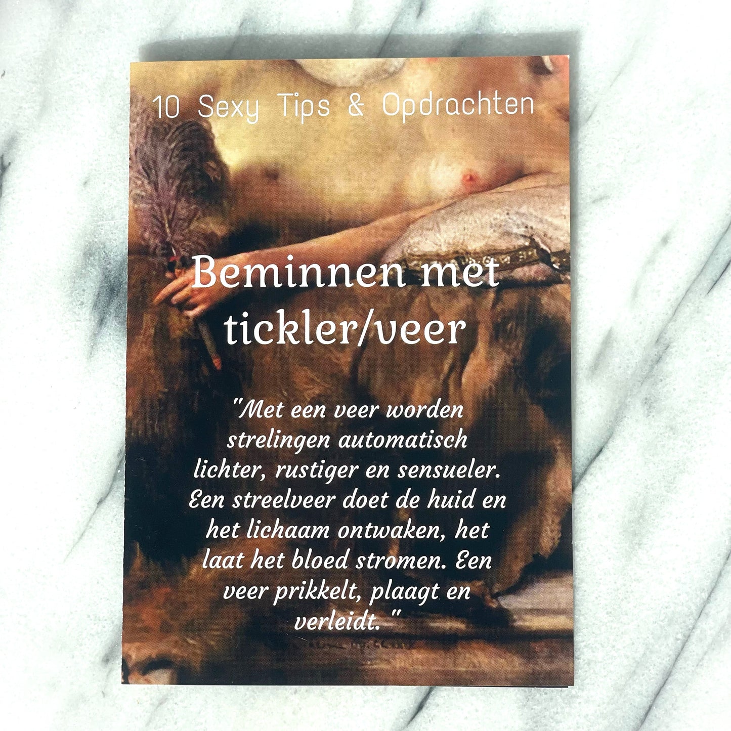 Detailopname van de zachte zwarte veertoppen en handvat