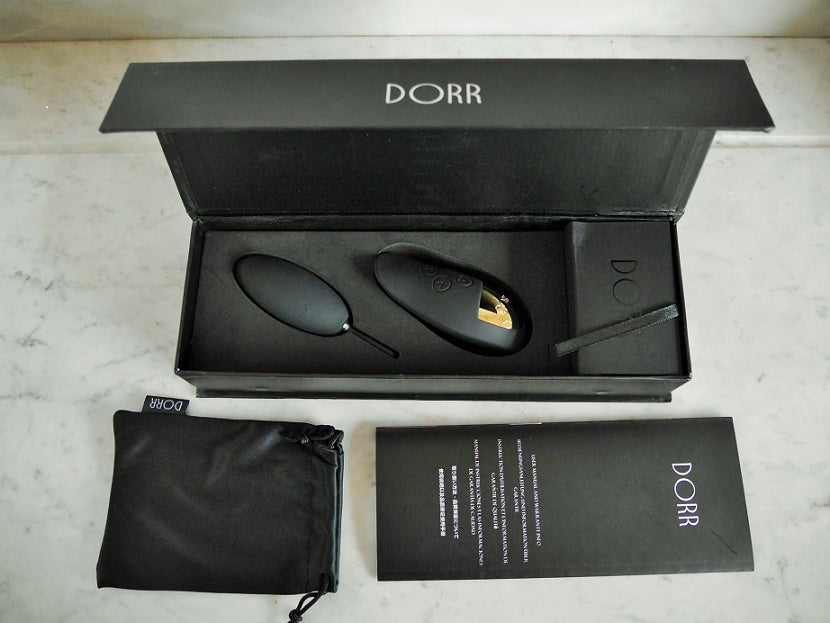 Paarse Spot vibrator in elegante verpakking met product informatie en accessoires