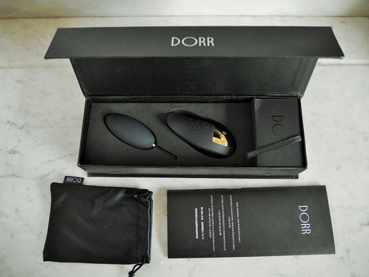 Paarse Spot vibrator in elegante verpakking met product informatie en accessoires