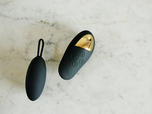 Compacte afmetingen van paarse Spot getoond naast discretie-verpakking