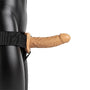 Complete set met holle dildo, harnas en accessoires gerangschikt op neutrale ondergrond