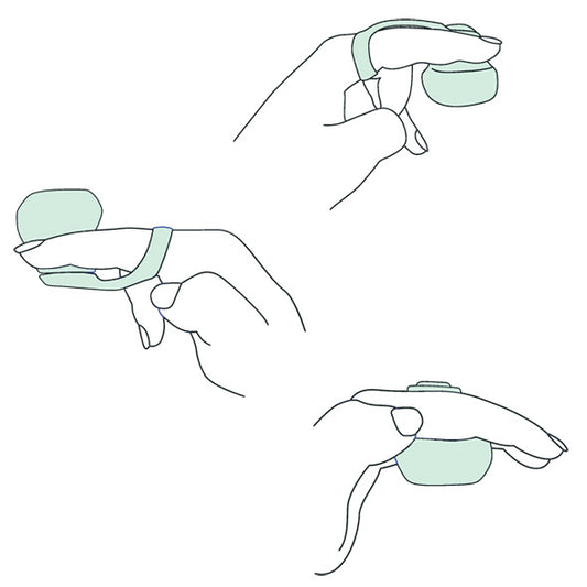 Illustraties met drie gebruiksposities van de Dame Fin vingervibrator solo en met partner