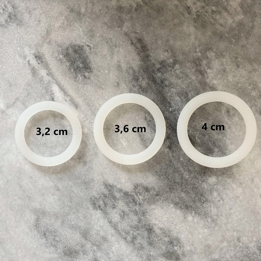 Zijaanzicht van flexibele witte siliconen cockrings in verschillende diktes en omtrekken