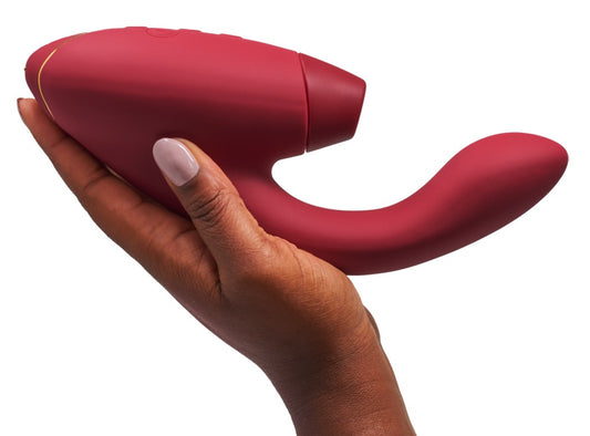 Artistieke presentatie van Womanizer Duo 2 rabbit vibrator in mat zwart