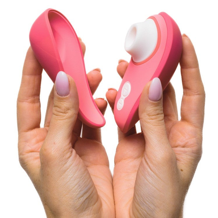 Zijaanzicht Womanizer Liberty 2 met ergonomisch design en bedieningsknoppen zichtbaar