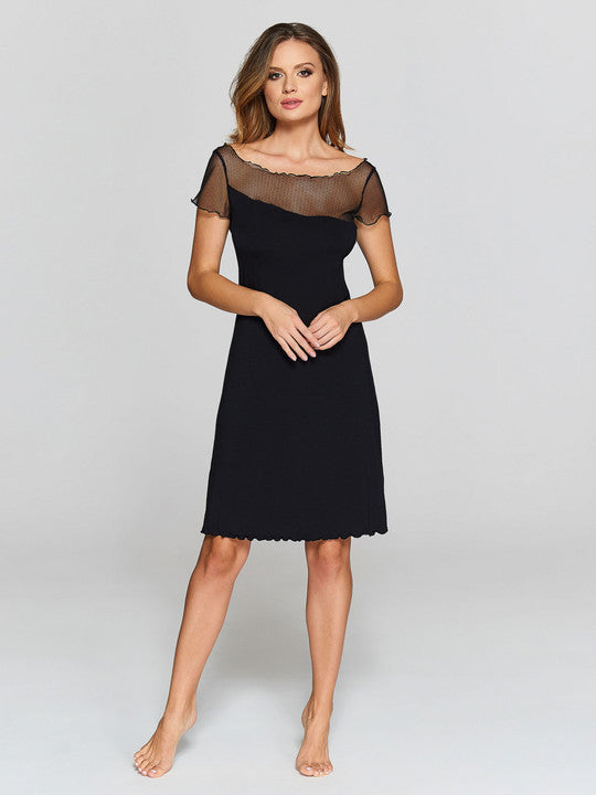 Close-up detail van het zachte materiaal en afwerking van het zwarte nachtjurkje XL